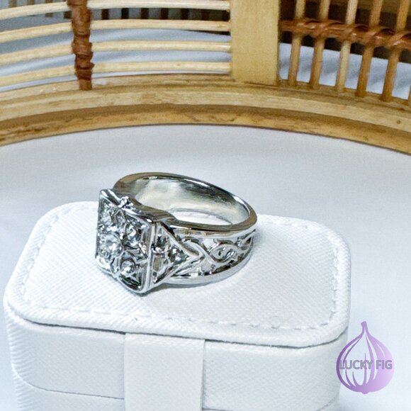 LOCKET RING WITH COMPARTMENT - - Picture 8 of 9